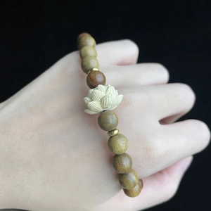 Bracelet ethnique en bois de santal vert avec fleur de lotus sculptée sur le poignet