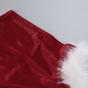 Detail van rode fluwelen stof met witte rand van imitatiebont en nauwkeurige stiksels