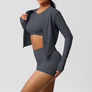 Détail de l'ensemble de yoga gris montrant les passe-pouces et la texture du tissu extensible