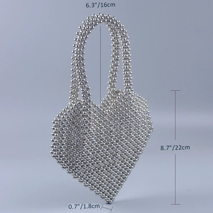 Misure dettagliate della borsa a cuore con perle argento con dimensioni 16 cm e 22 cm