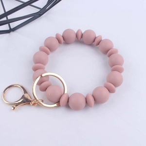 Portachiavi a bracciale in perle di silicone rosa con anello in metallo oro rosa