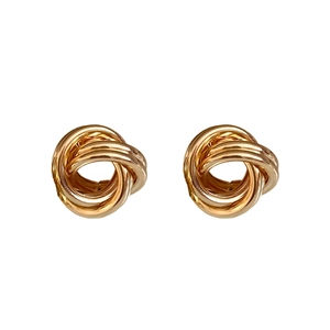 Boucles d'oreilles nœuds dorés élégantes avec design torsadé minimaliste sur fond blanc