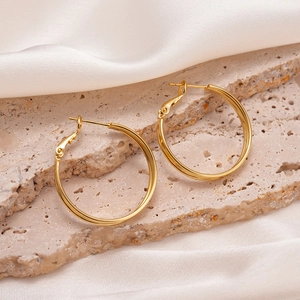 Détails des boucles d'oreilles créoles doubles plaquées or 18 carats sur pierre
