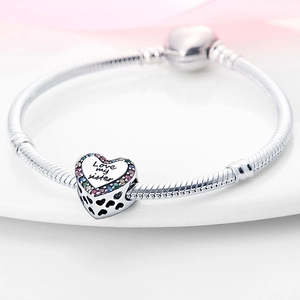 Dettaglio charm a cuore in argento con incisione Love my sister e zirconi colorati
