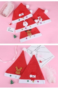 Détail de chapeaux de Noël en peluche avec motifs cartoon de Père Noël et de renne