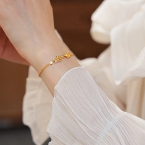 Détail d'un bracelet rose plaqué or 18 carats avec des zircons sur le poignet d'un modèle
