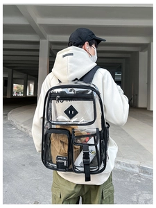Vista dettagliata di un grande zaino in PVC trasparente impermeabile con spallacci neri e tasche