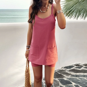 Completo due pezzi rosa con canotta con tasche e pantaloncini per vacanze al mare
