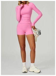 Ensemble haut de yoga rose à manches longues et short de sport taille haute fitness