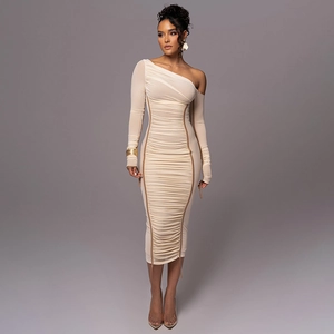 Détail de la robe beige à épaule dénudée avec maille drapée et manches longues