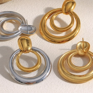 Vue détaillée des boucles d'oreilles multi-anneaux en finitions or, argent et bicolore