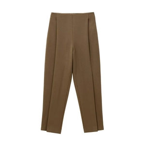 Dettaglio dei pantaloni a vita alta color kaki scuro con piega centrale e trama tessuta fitta