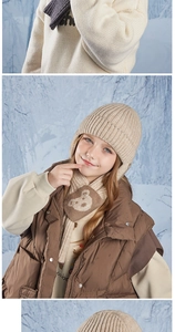 Dettaglio della maglia del set cappello e sciarpa beige per bambini con orsetto
