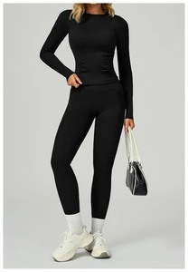 Détail de l'ensemble de yoga noir montrant la poche latérale du legging et le haut cintré