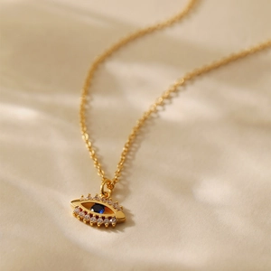 Makroansicht des 18K vergoldeten Evil-Eye-Anhängers mit blauem und weißem Zirkonia
