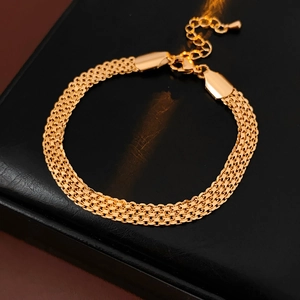 Détail macro du bracelet à mailles dorées 18K avec fermoir mousqueton réglable