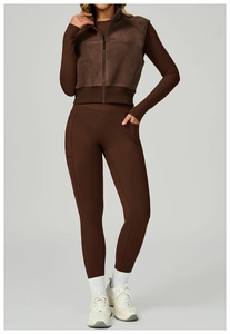 Détail du gilet zippé en polaire marron foncé et de l'ensemble legging de yoga assorti