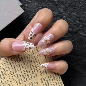 Faux ongles rose et blanc avec fleurs 3D et motif léopard de style français