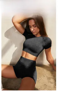 Gros plan du tissu côtelé noir sans couture sur cet ensemble de yoga court