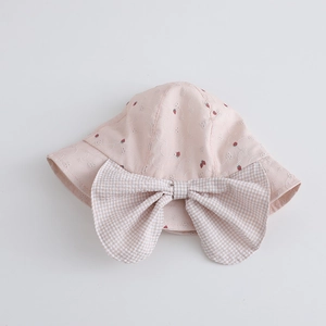 Chapeau de soleil rose pour fille avec broderie fraise et grand nœud vichy pour l'été