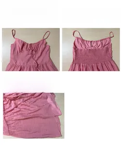Detailansicht des rosa V-Ausschnitt-Kleides mit gesmoktem Rücken und Stofftextur