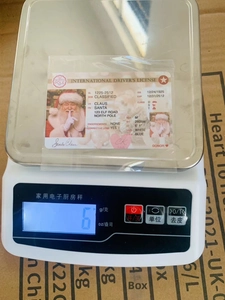 Creative plastic Santa Claus lost sleigh license card weighing 6g on a digital scale