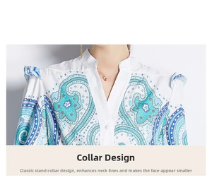 Détail de l'encolure en V et du col montant sur cette robe en mousseline à motif paisley