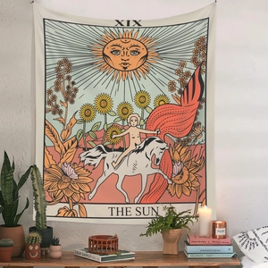 Detail eines Tarot-Wandteppichs Die Sonne mit Sonnenblumen an einer weißen Wand