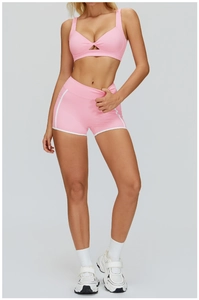 Détail de l'ensemble de yoga rose avec brassière croisée et short de sport rayé