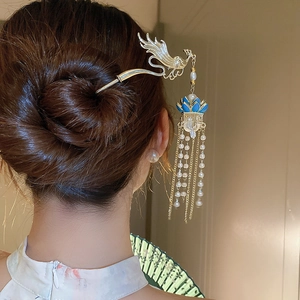 Détail de l'épingle à cheveux phénix dorée avec émail lotus bleu et glands de perles