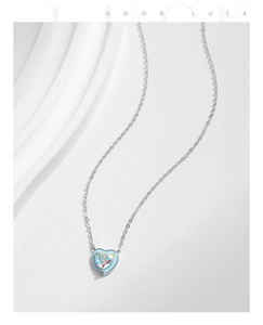 Nahaufnahme der S925 Silber Herz Kette mit schillerndem Kristall und blauer Emaille Kante