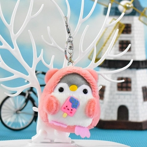 Makrodetail eines süßen Pinguin-Plüsch-Schlüsselanhängers mit rosa Kapuzenpullover und Eis.