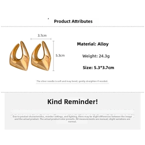 Détails de boucles d'oreilles dorées montrant la taille 5,3*3,7cm et le poids 24,3g