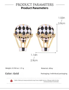 Vue détaillée des boucles d'oreilles montgolfière avec émail à carreaux et cristaux blancs