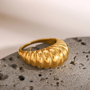 Vue détaillée d'une bague croissant en or 18 carats sur pierre grise texturée