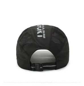 Vue arrière du béret de sport noir séchage rapide avec logo réfléchissant et maille filet