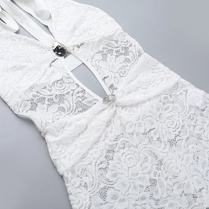 Gros plan détaillé du décolleté blanc licou avec des motifs de dentelle florale ajourée