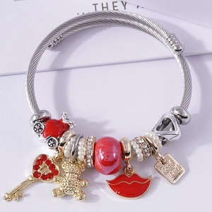 Bracciale a ciondoli regolabile in acciaio inossidabile con labbra rosse, orso e perle