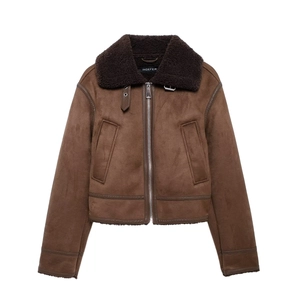 Dettaglio del bomber in pelle scamosciata marrone con colletto in pelliccia e zip in metallo
