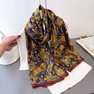 Écharpe en soie vintage à motif paisley et imprimé floral sur un pull en maille blanc