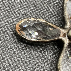 Vue macro de l'incrustation en cristal du pendentif trèfle en argent antique détaillé