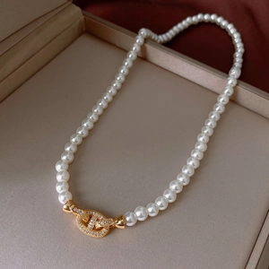 Collana di perle vintage francese con fibbia a naso di maiale dorata e diamanti