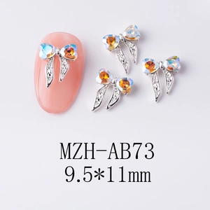 Détail de bijou d'ongle noeud argenté avec strass AB et dimensions du modèle MZH-AB73