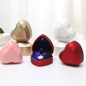 Dettaglio di scatole per gioielli a forma di cuore con luce LED per anelli e ciondoli