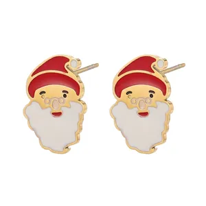 Détail de boucles d'oreilles Père Noël en acier inoxydable plaqué or 14K et émail