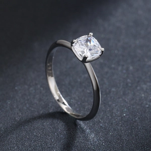 Anello in argento sterling S925 con zircone 5A taglio cushion su sfondo grigio