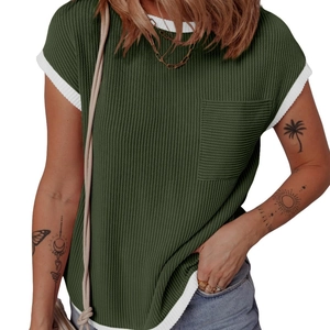 Détail d'un t-shirt en maille côtelée vert foncé avec bordure blanche et poche poitrine