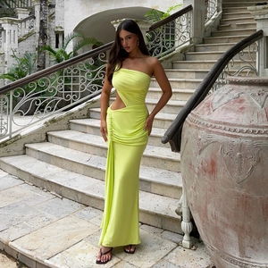 Détail de la robe maxi vert fluo à une épaule avec découpe à la taille et tissu plissé