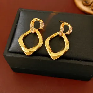 Orecchini geometrici in oro 18K con zirconi incastonati per un look lussuoso e chic