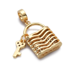 Gros plan du pendentif cadenas doré avec motifs ondulés ajourés et petite clé assortie
